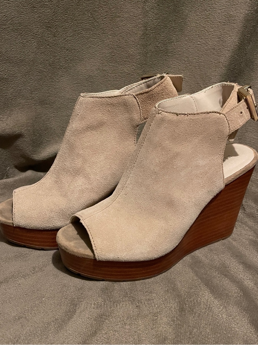 Kenneth Cole Beige Suede Open-Toe Sling-back Buckle Wedges Sz 6
